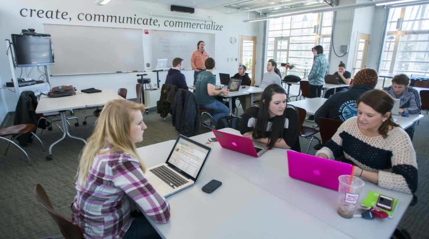 Students in a virtual classroom at IU International University of Applied Sciences