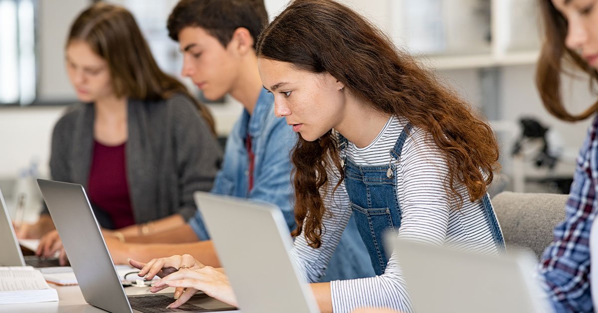 Student using IU International University of Applied Sciences' online learning tools.