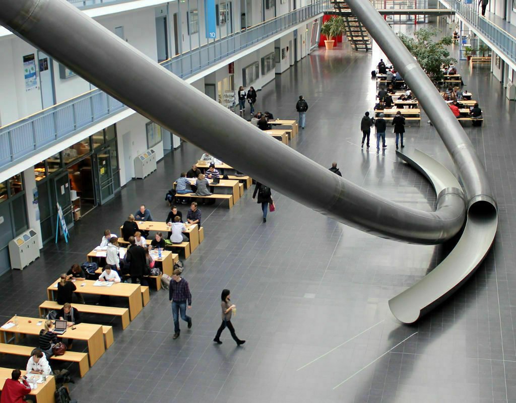 Students walking on the campus of Technische Universität München (TUM)